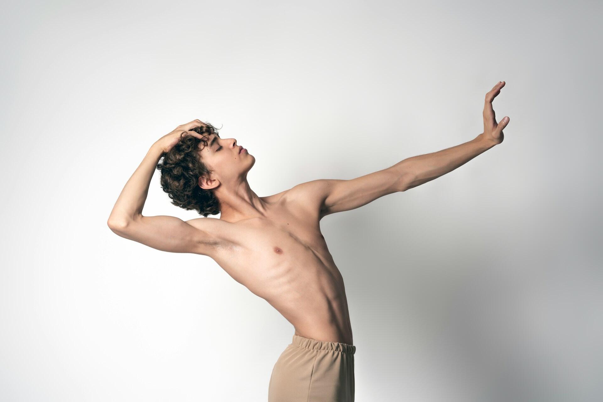 Mannlig ballettdanser i en uttrykksfull positur