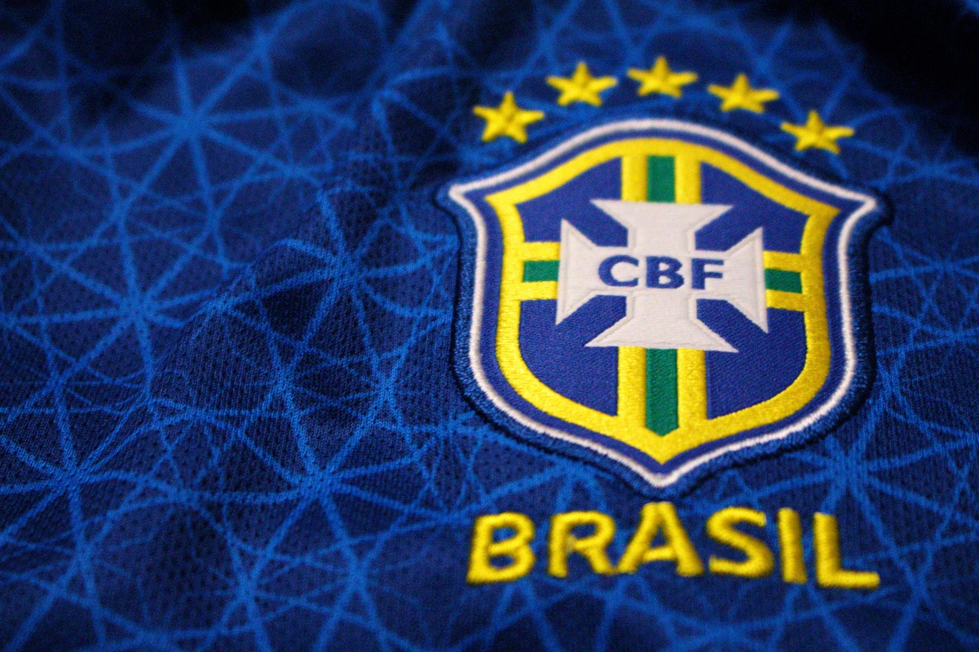 Nærbilde av logoen til Brasil på fotballdrakt.