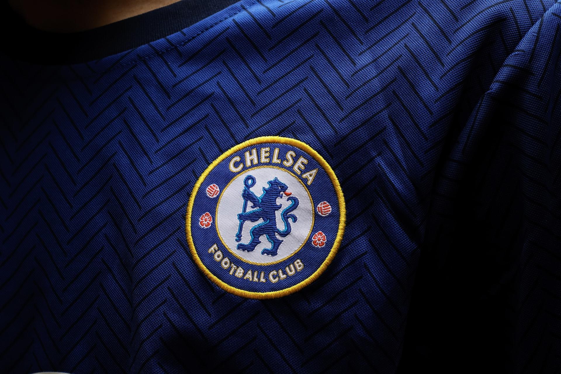 Nærbilde av chelsea logoen på blå chelsea drakt.