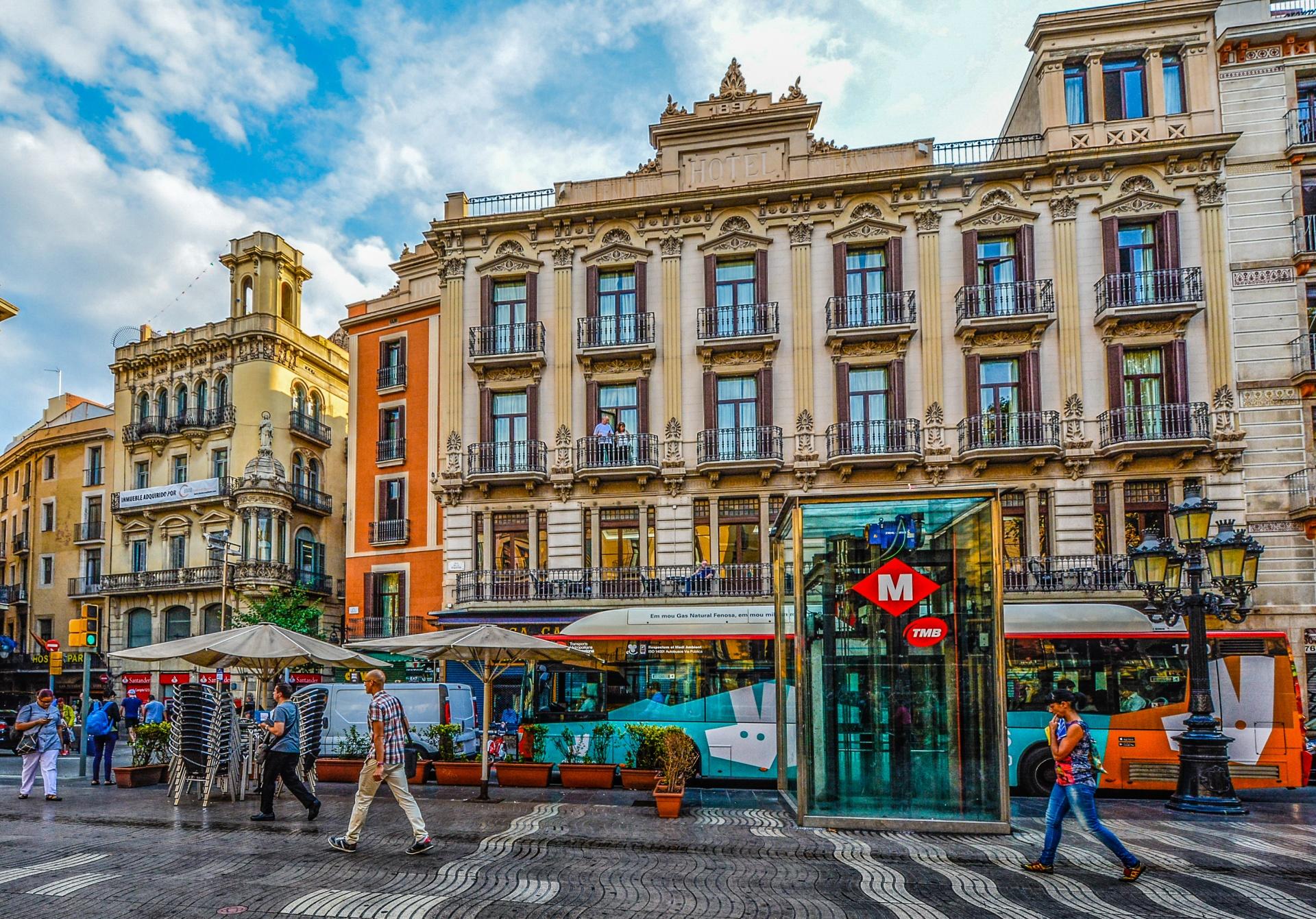 Fargerike gater i BArcelona