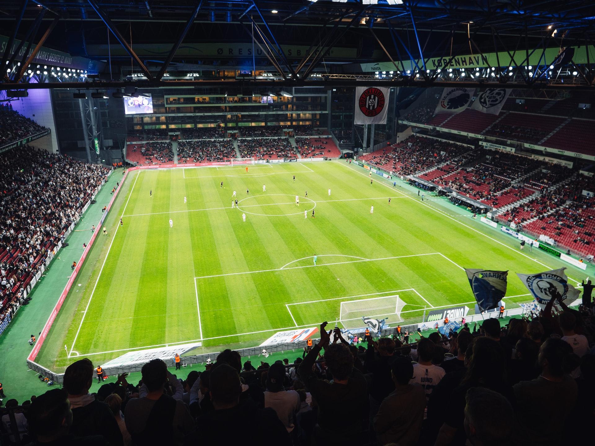 Overblikksbilde av en fotballstadion på en dansk kamp.