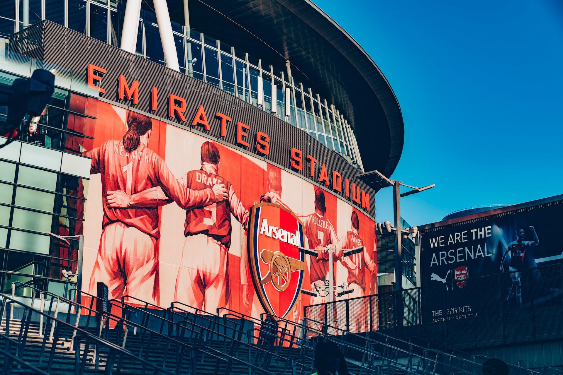 Bilde av Arsenal og Emirates Stadium utenfra. 