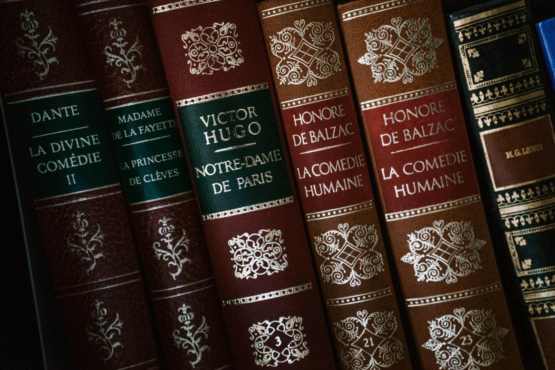 Innbundne røde bøker med gullskrift skrevet av en rekke kjente franske forfattere, blant annet Victor Hugo.