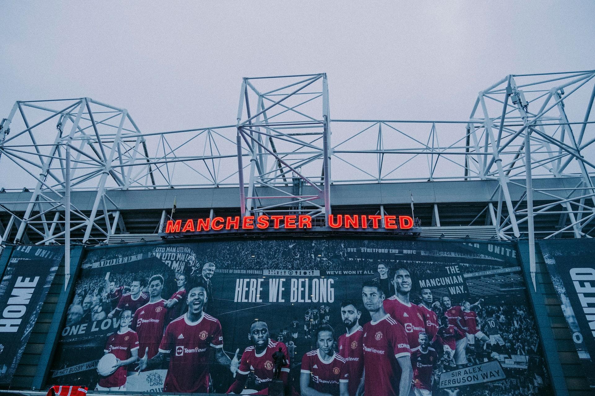 Plakat med spillere fra Manchester United.