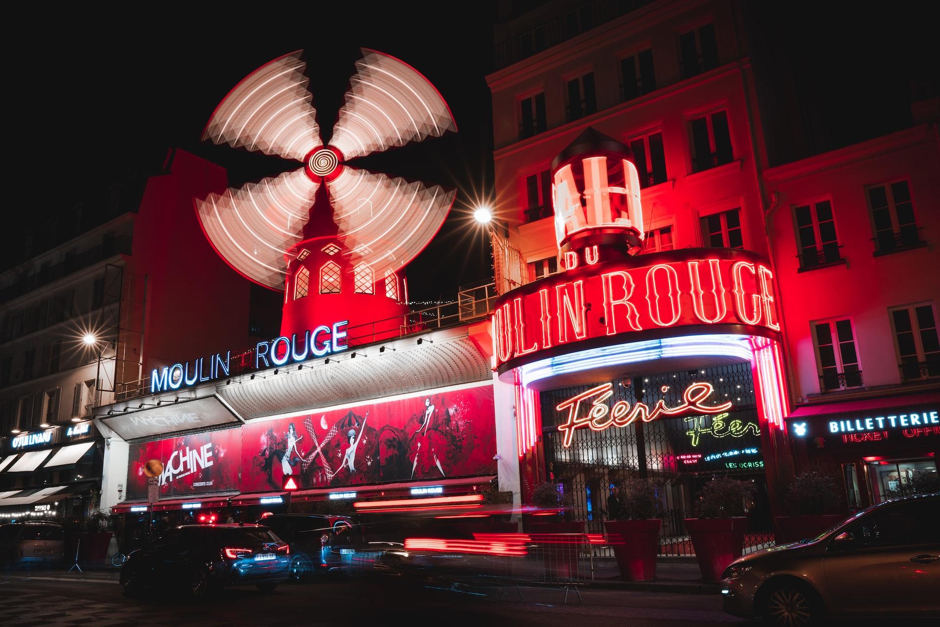 Bilde av kabaretscenen Moulin Rouge i Paris, Frankrike tatt på kvelden.