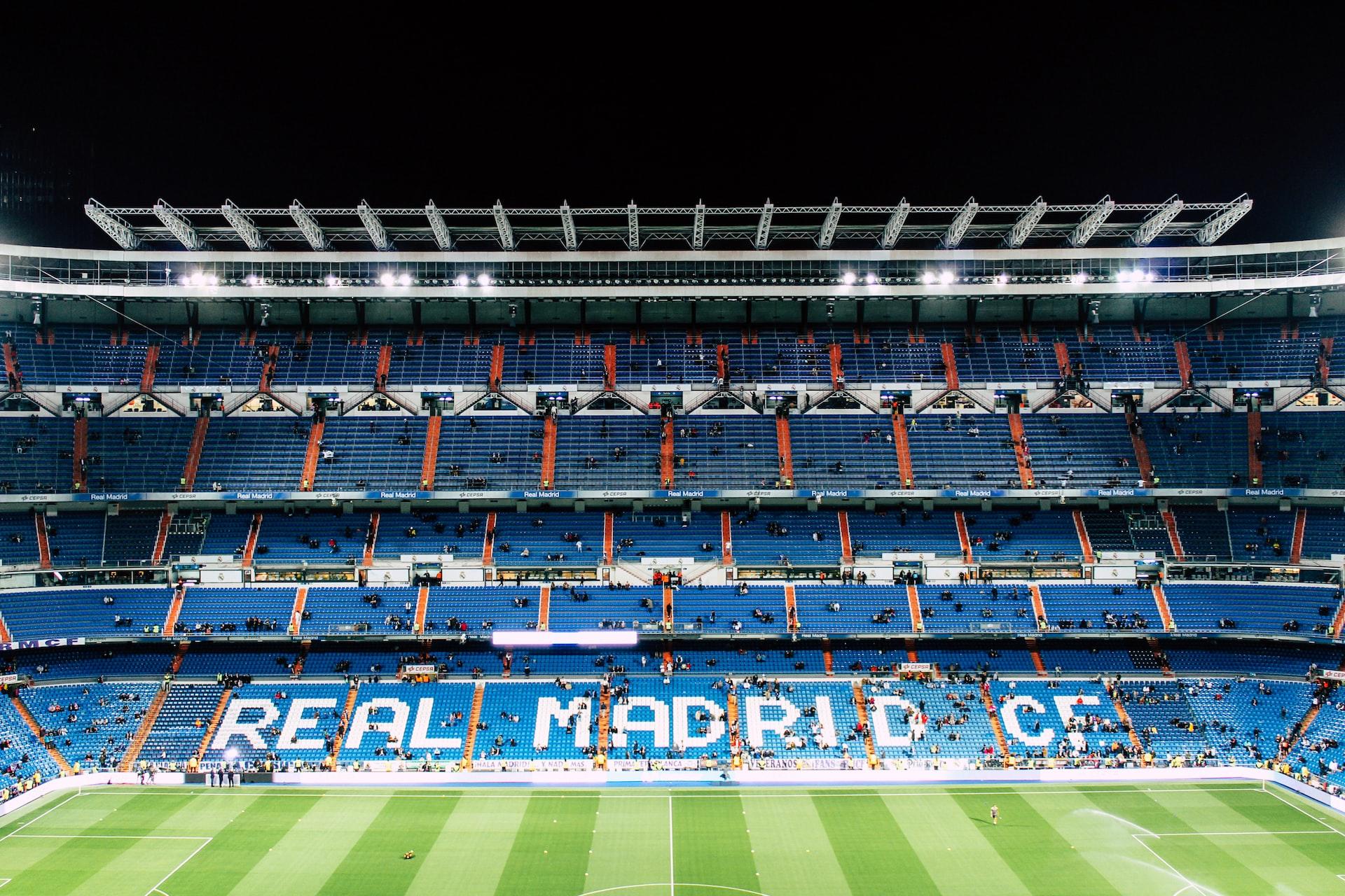 Bilde av en tom Real Madrid CF stadion.