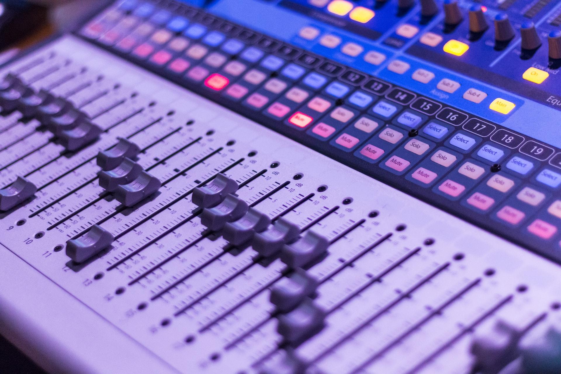 nærbilde av et lydmiksebord for musikkproduksjon