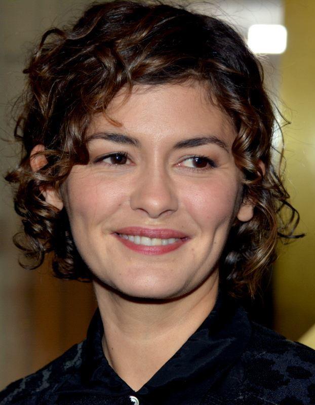 Audrey Tautou smiler til kamera.