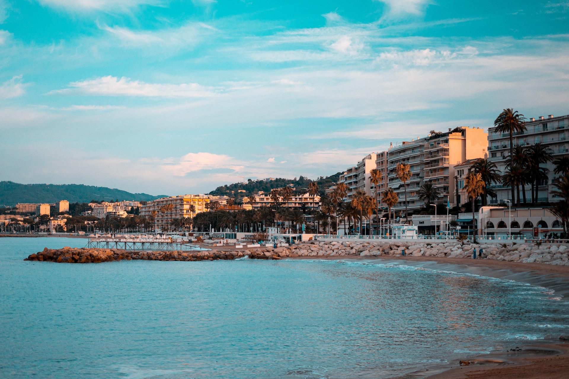 Strand i byen Cannes.