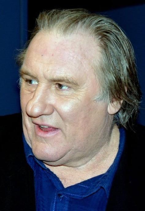 Gerard Depardieu som ser til siden.