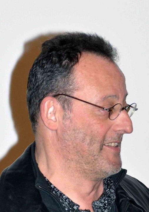 Jean Reno fra siden med briller på.