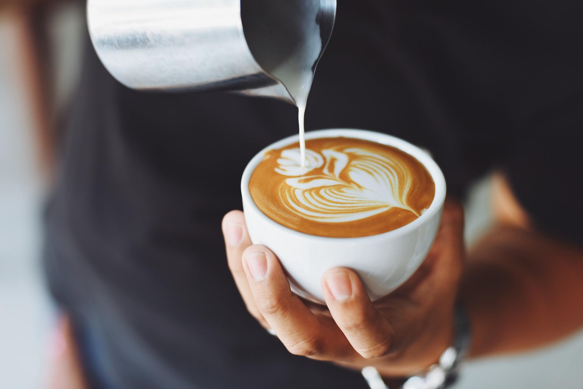 Fløte som helles i kaffekopp