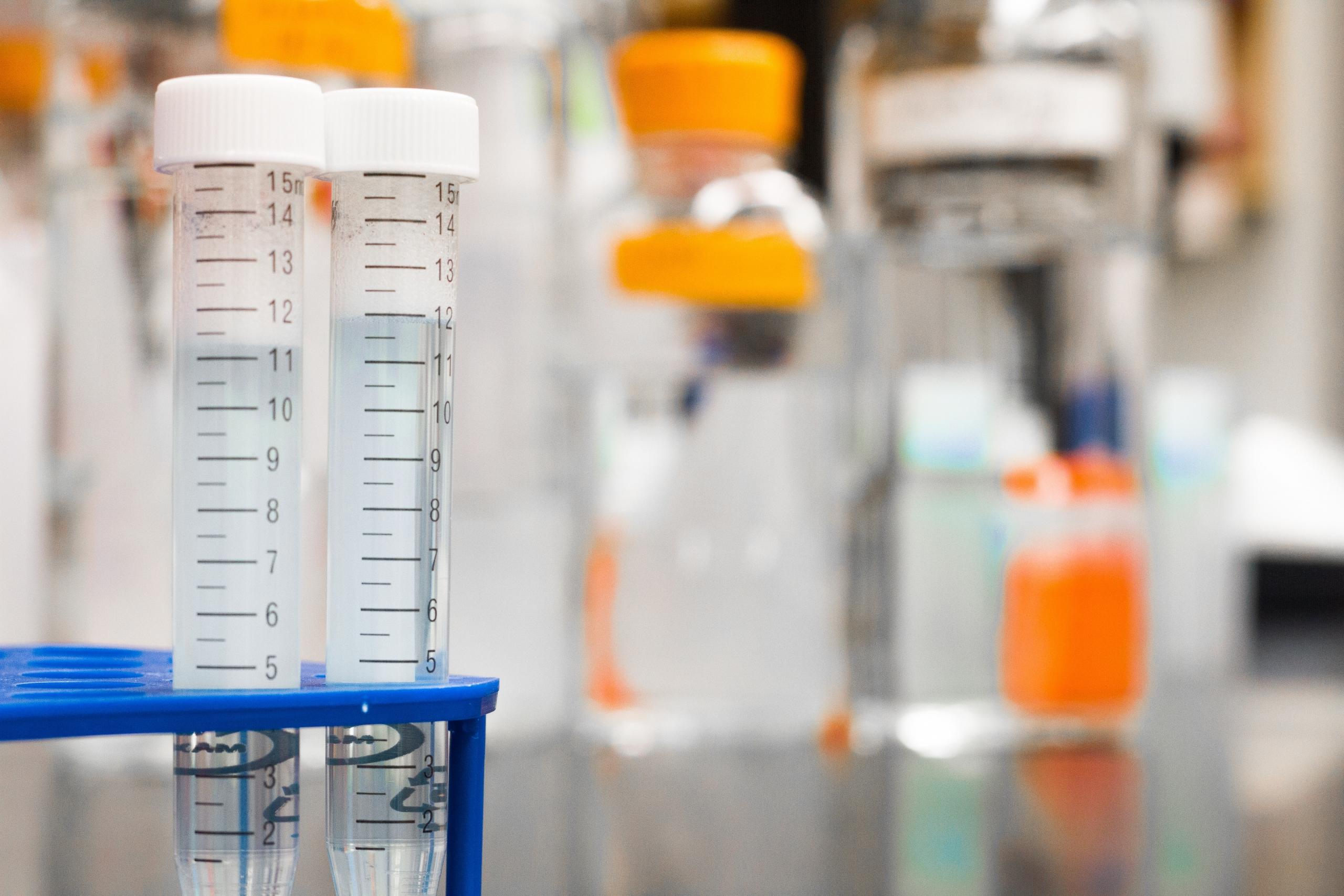 Reagensrør i et laboratorium henger sammen med osmose og biologi
