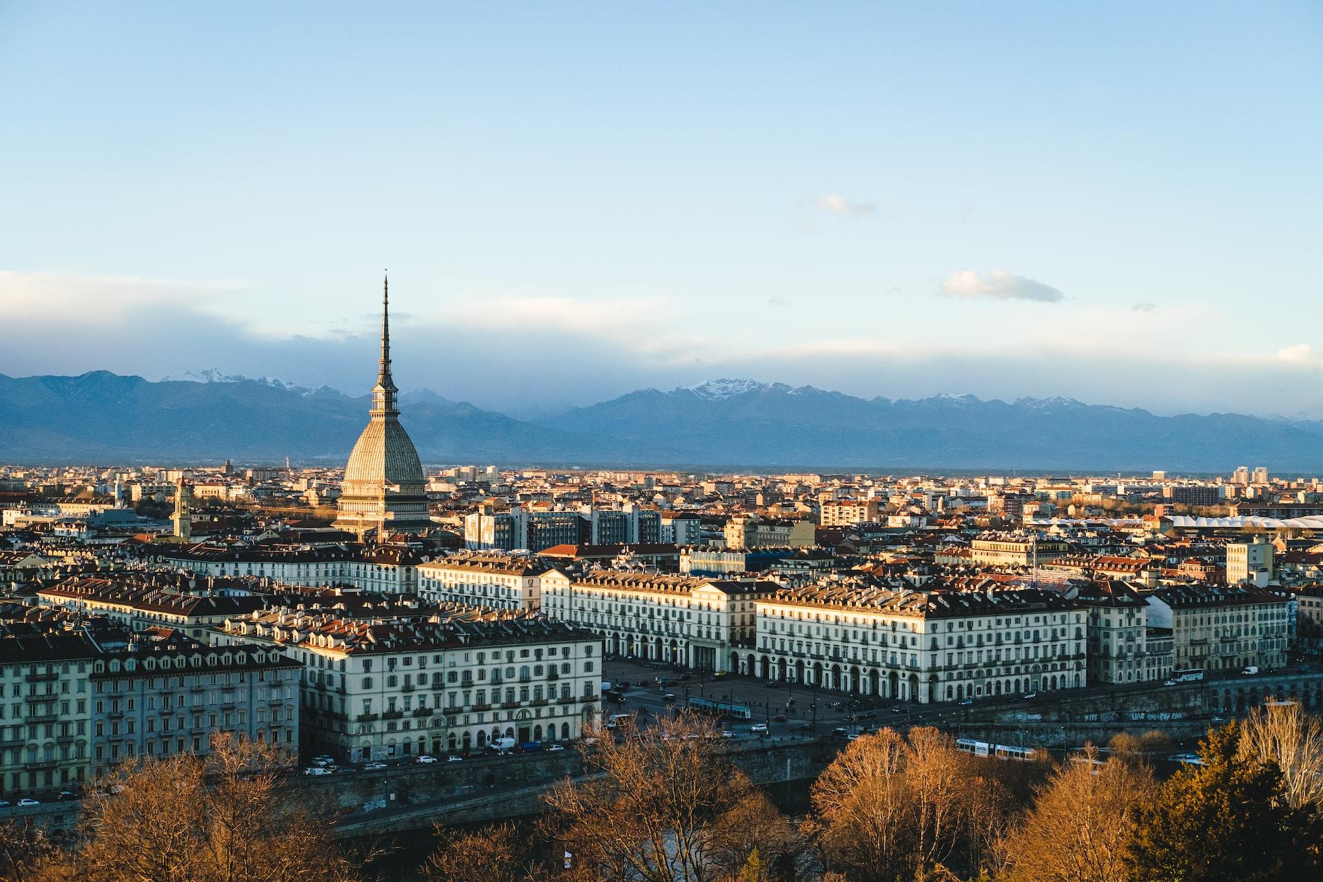 Overblikksbilde av den italienske byen Torino på en solskinnsdag med blå himmel og lite skyer.