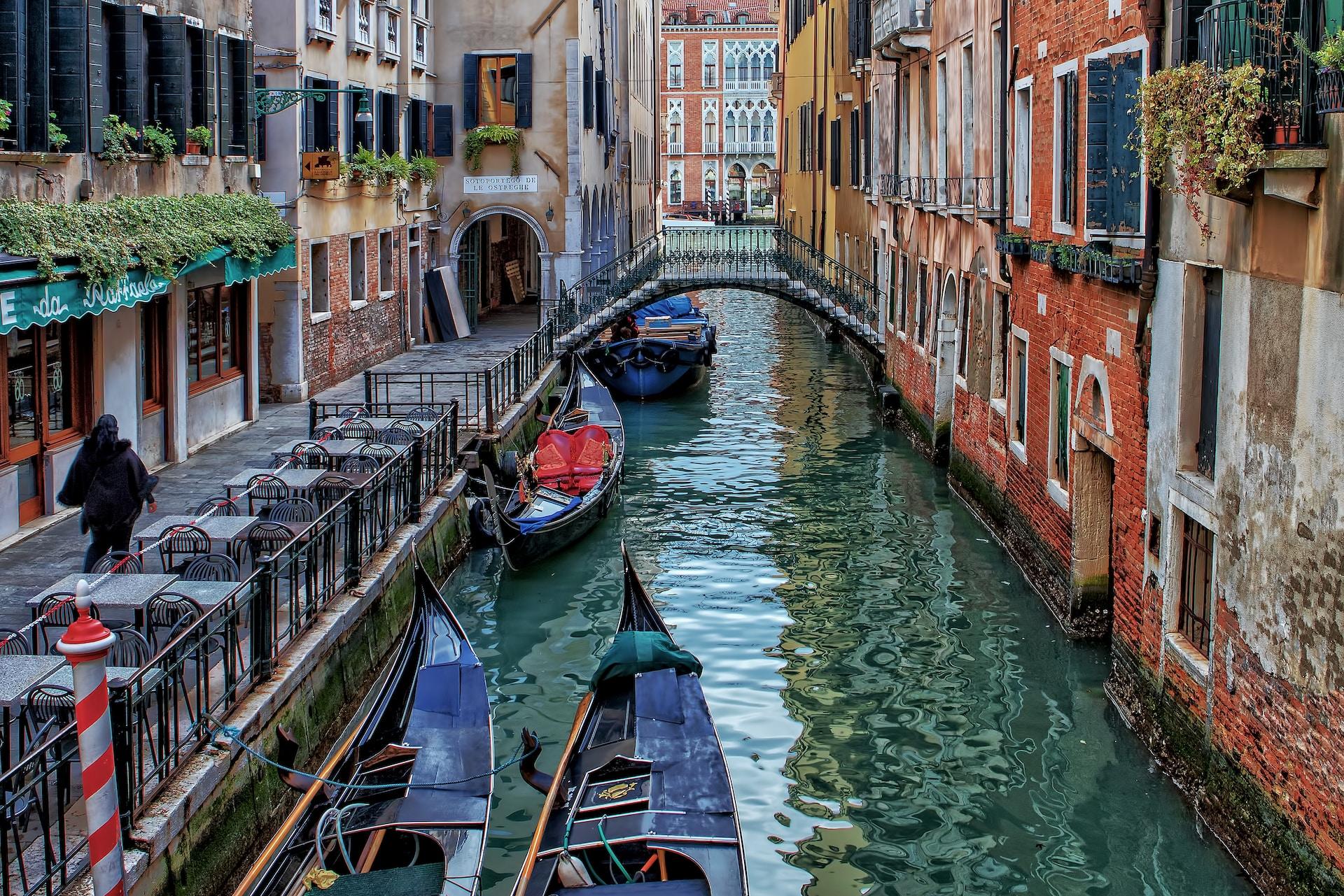 Gondoler i de trange gatene fylt med vann i Venezia. 