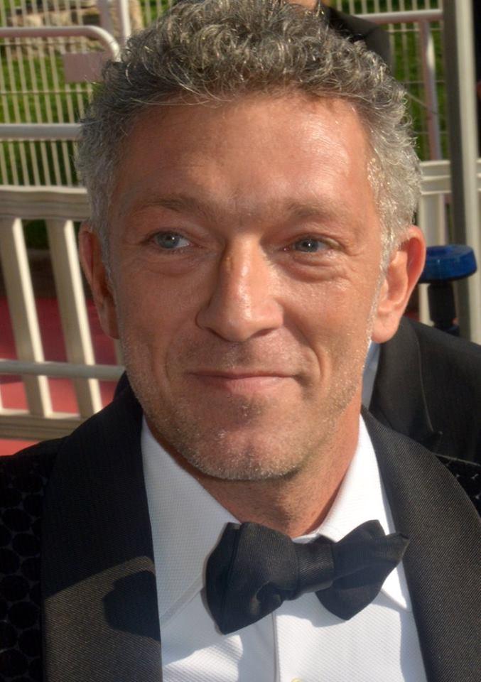 Vincent Cassel med dress og sløyfe.