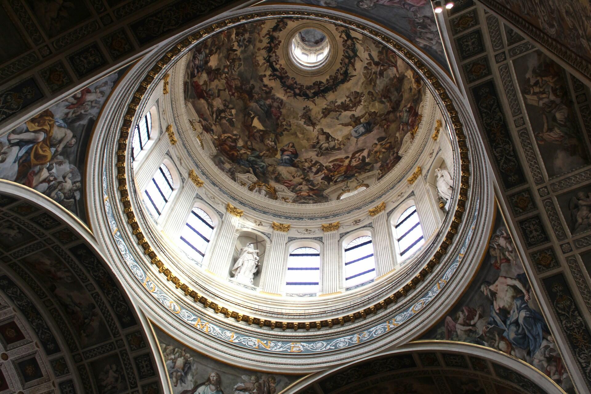 Storslått freskekupel med religiøse motiver og gulldetaljer i italiensk kirke