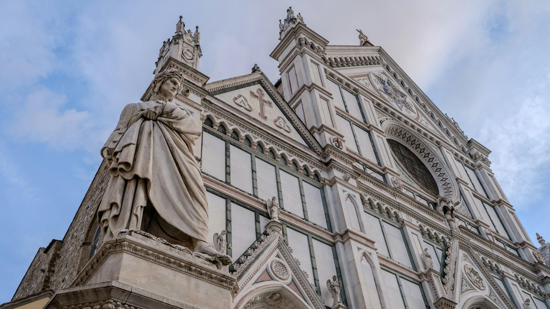 Statue av Dante Alighieri foran Santa Croce-kirken i Firenze, Italia
