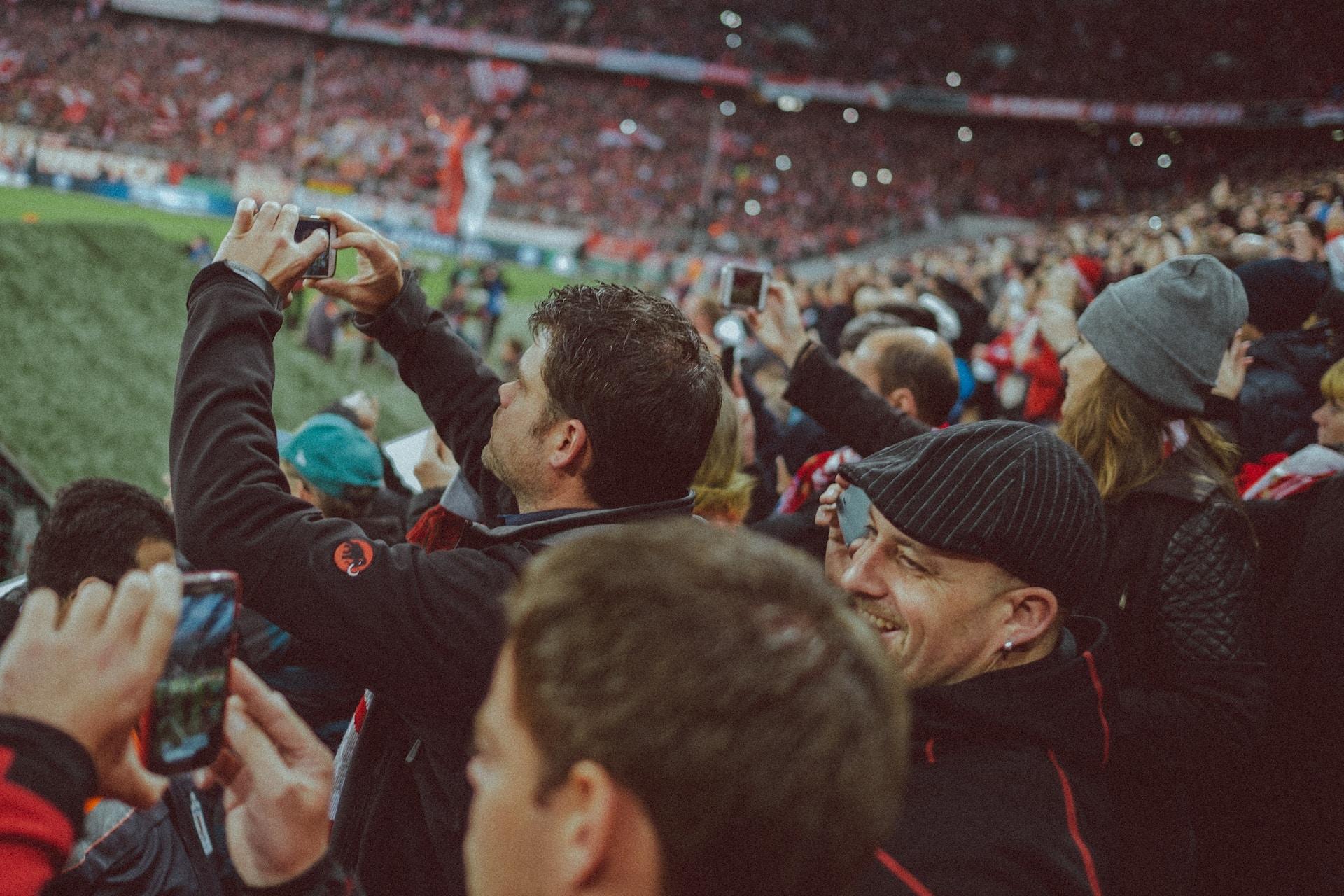 En fullstappet stadion med fotballtilskuere på en Bayern München kamp.