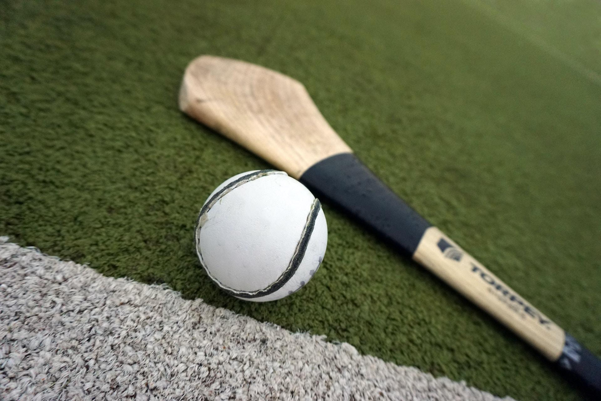 En hurley og en sliotar som brukes i sporten hurling.