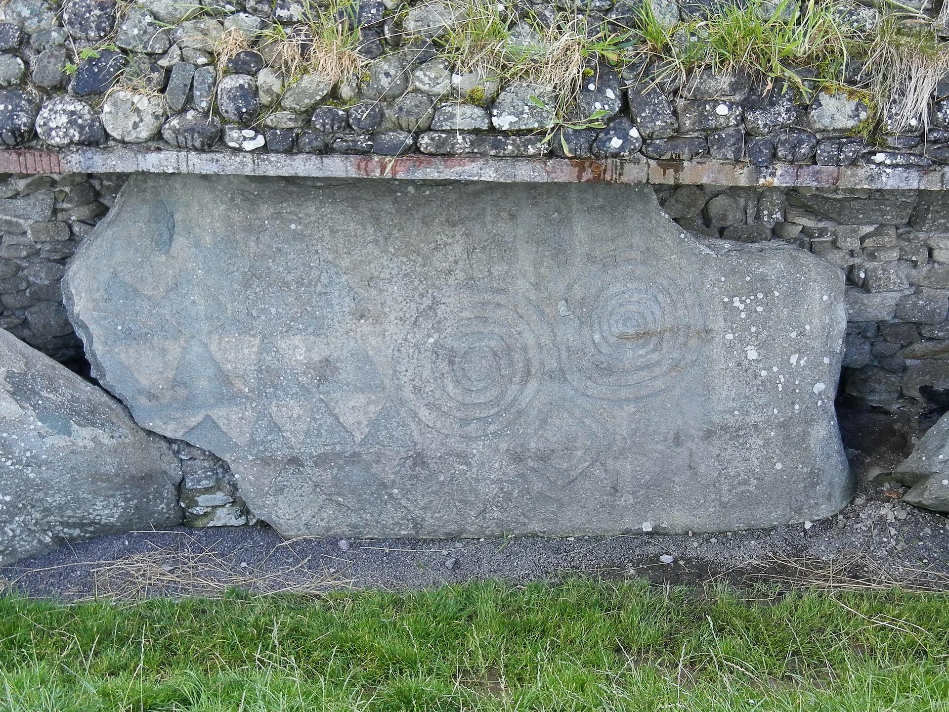 Nærbilde av stein med mønster på fra Newgrange i Irland.