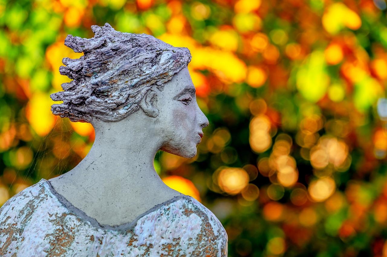 Kvinners rettigheter vises i blikket på denne statuen.
