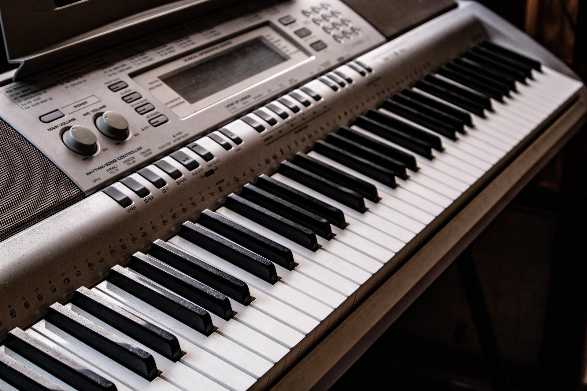 Nærbilde av et elektrisk piano.