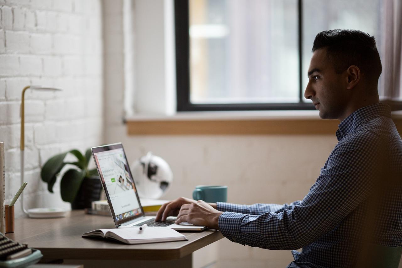 Mann som skriver på laptop og tar kurs i Excel