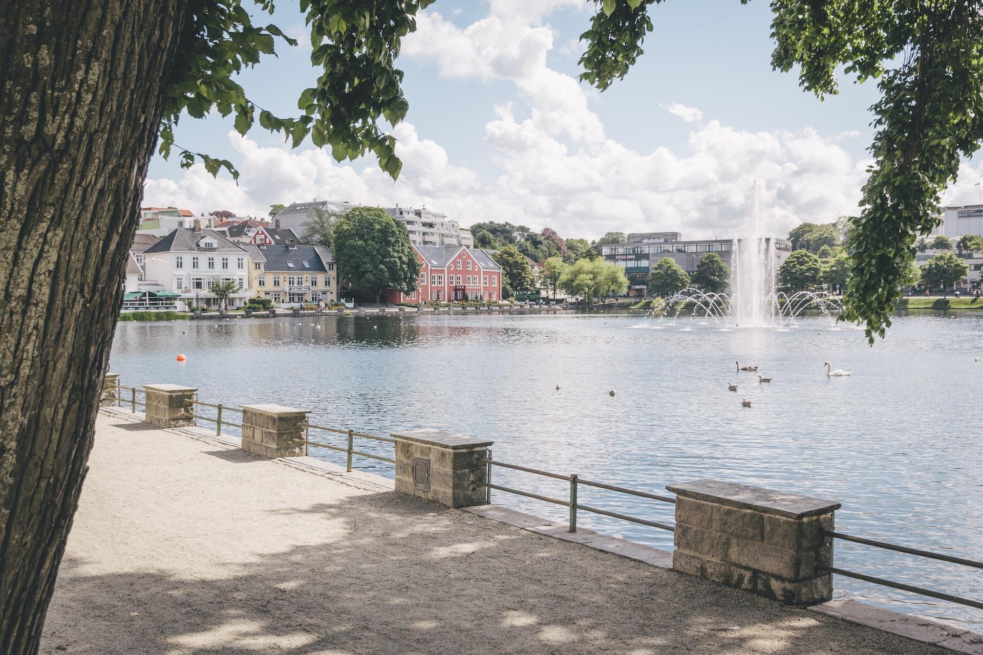 Bilde av vannkanten i Stavanger sentrum med fontene i vannet.