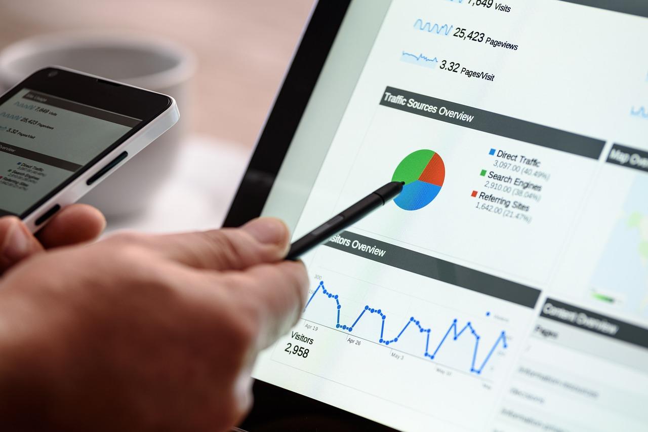 IT-studier som viser dataanalyse og datavisualisering på laptop