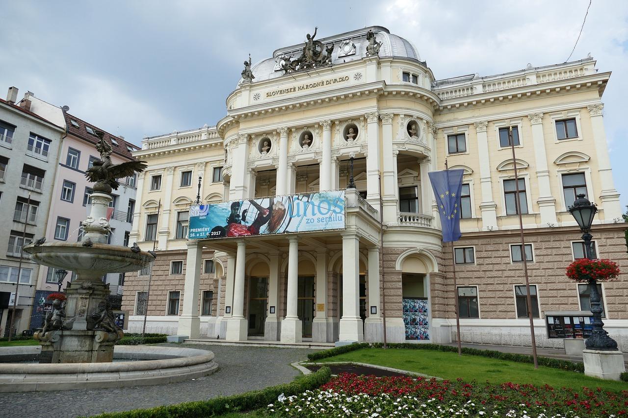 Utsiden og inngangspartiet av operahuset i Bratislava