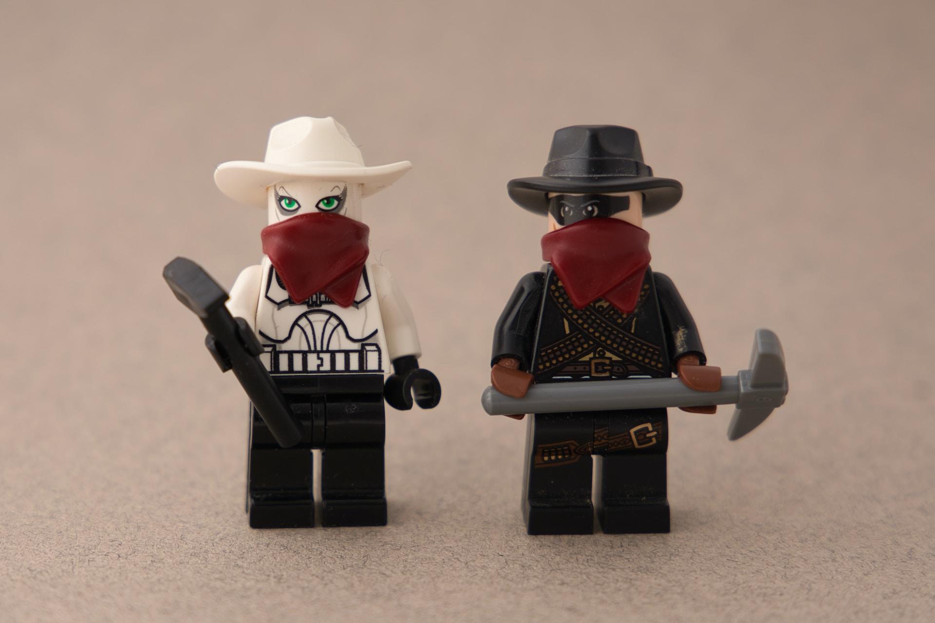 To legofigurer med hvit og svart hatt.
