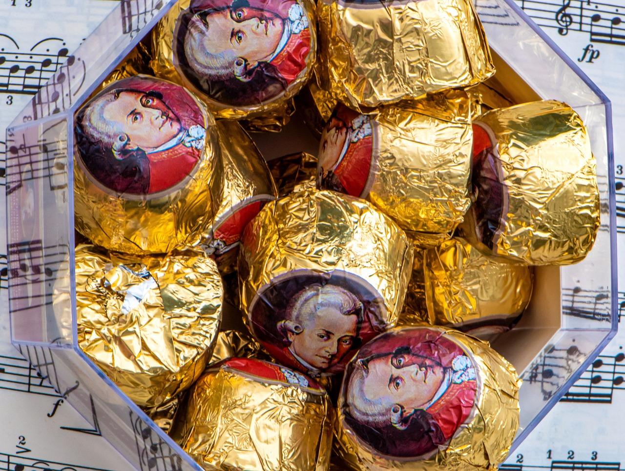 Bilde av Mozart-kuler, innpakket i gullpapir med sjokolade inni