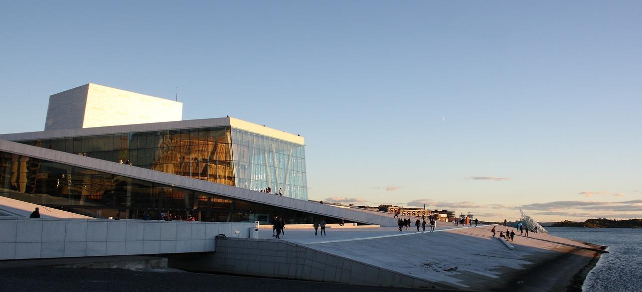 Avstandsbilde av Den Norske Operaen på en solfylt dag