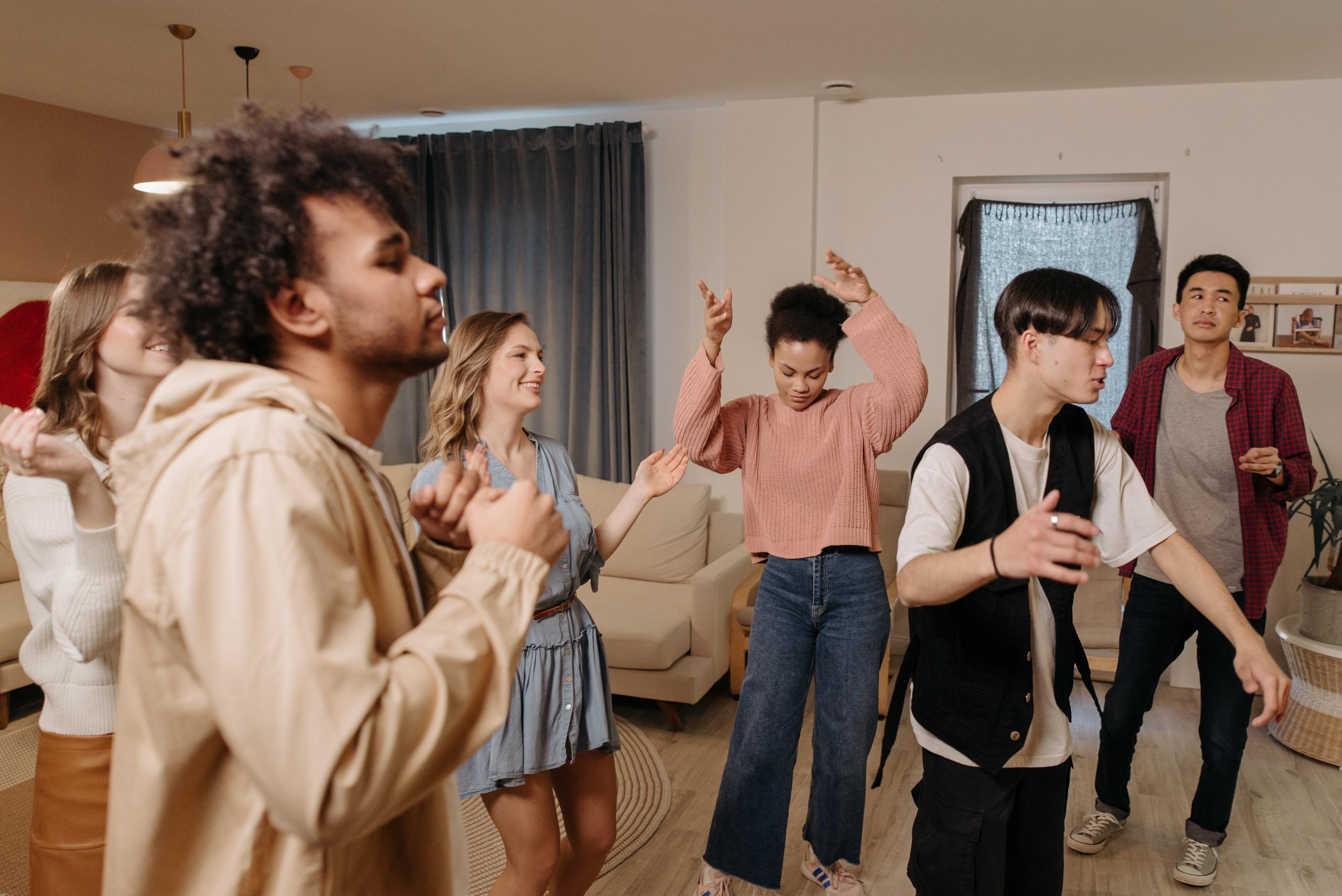 Ungdommer danser på fest i stuen hjemme
