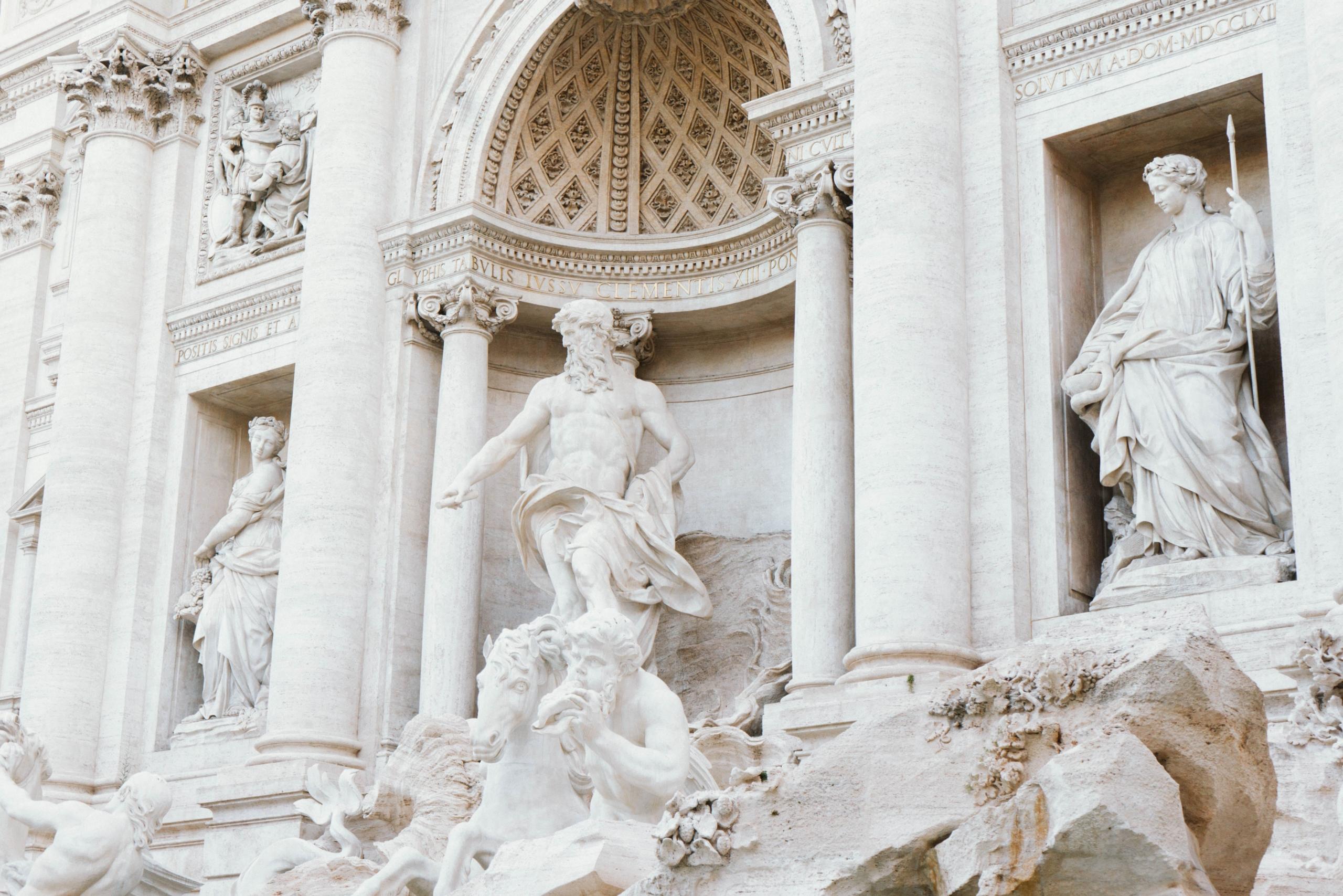 Arkitektur og statuer på en lys bygning i Roma