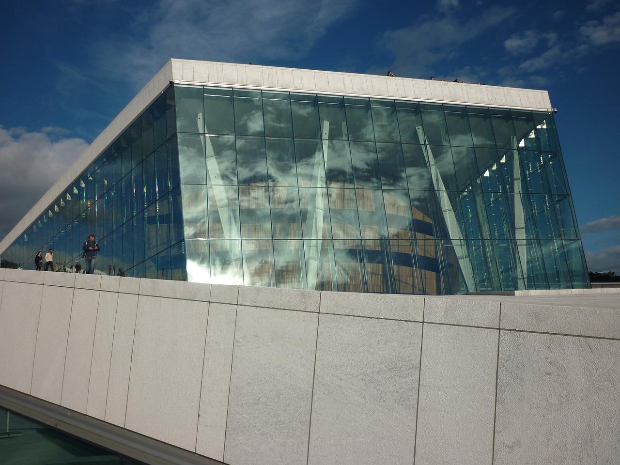 Bilde av Den Norske Operaen tatt nedenfra på en solfylt dag