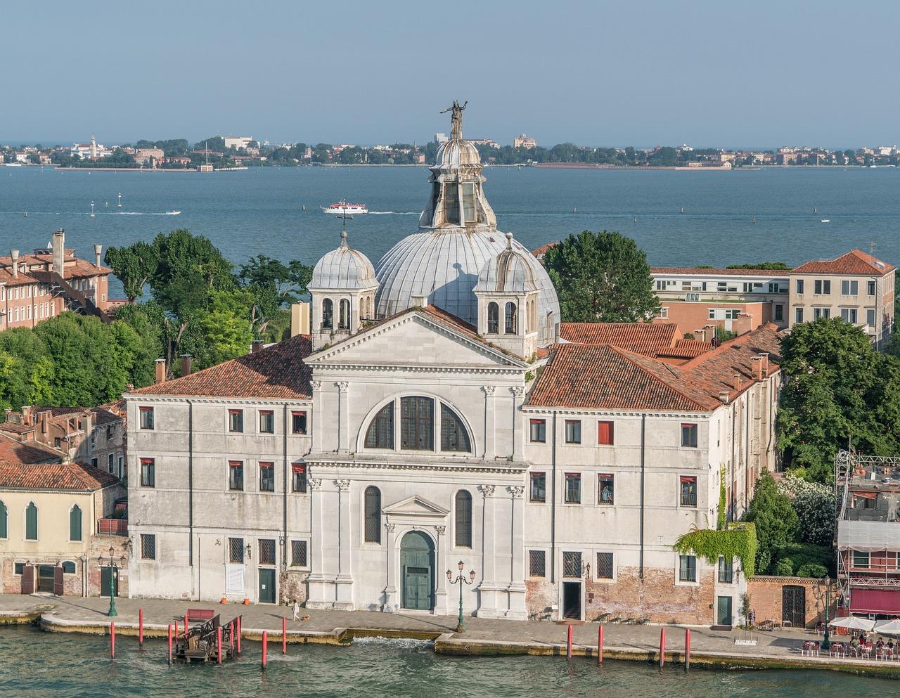 Bilde av stor bygning i Venezia, operaens hovedstad.