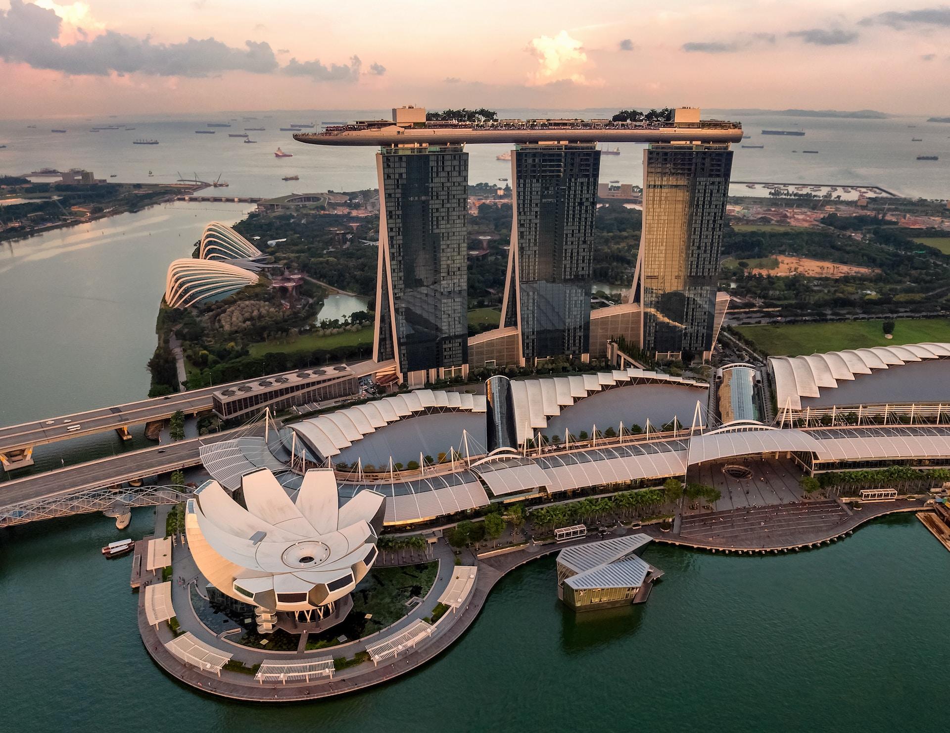 Bilde tatt ovenfra av Marina Bay Sands i Singapore.