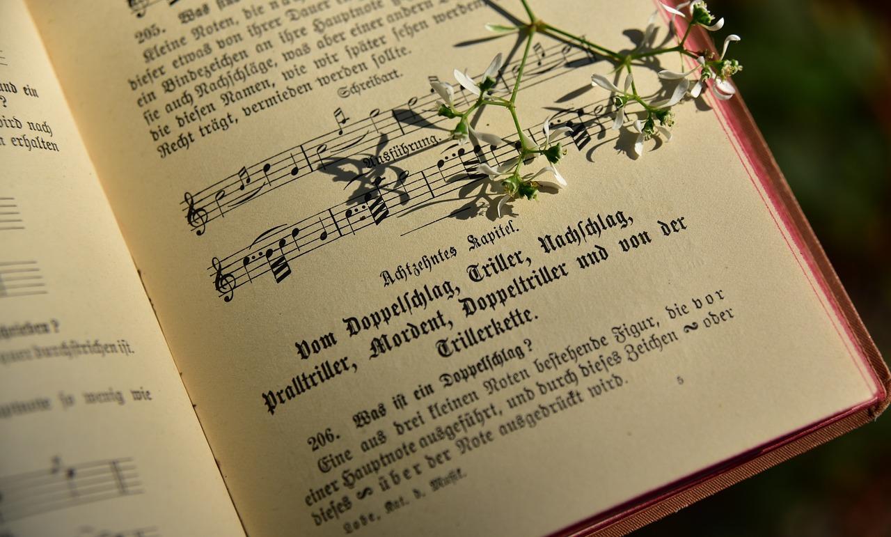Tysk musikknoter og tekst i en musikkbok