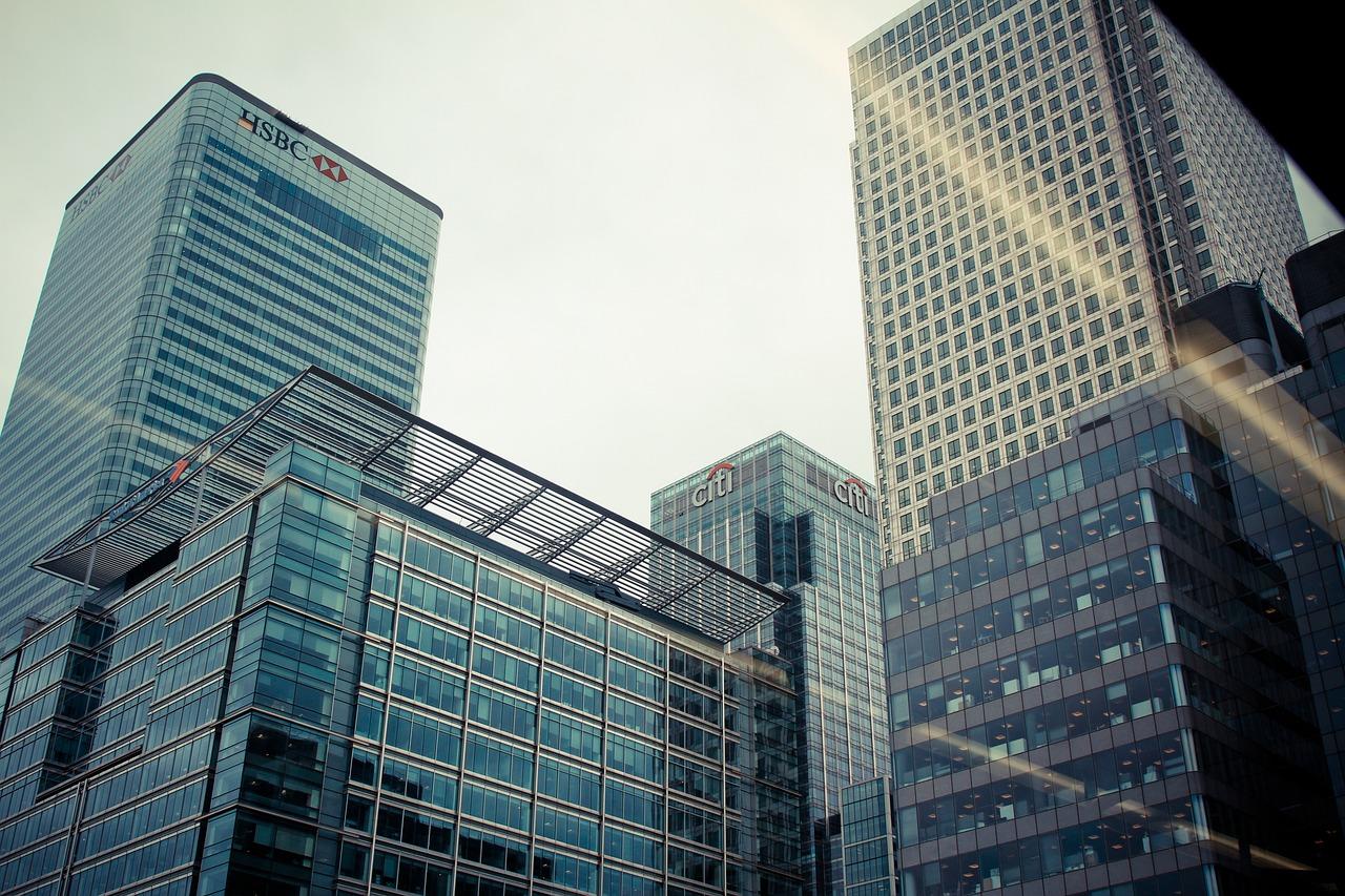 Moderne kontorbygninger med reflekterende glass i et forretningsdistrikt, symboliserer det globale næringslivet.