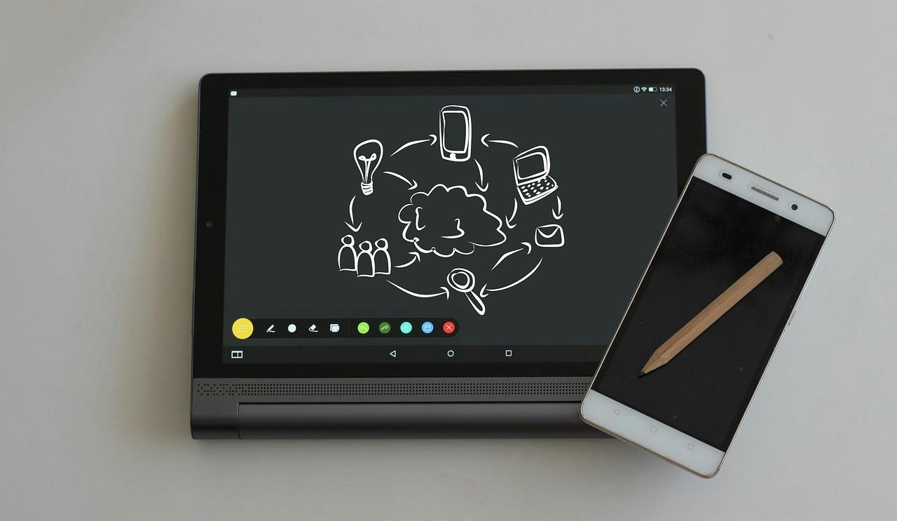 Et digitalt tegnebrett med skisser som representerer ulike læringsverktøy, inkludert en matteapp.