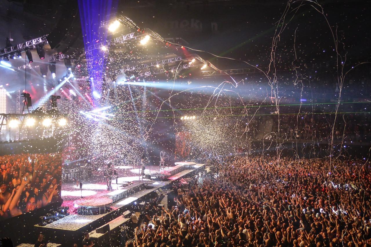Stor konsert med scene og publikum og masse konfetti i luften