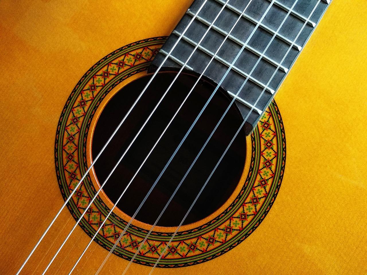 Nærbilde av en flamencogitar som viser de vibrerende nylonstrengene og det detaljerte rosett-mønsteret rundt lydhullet, et ekko av flamencokulturens sjel."Bilde 2: "Flamencogitarister fordyper seg i kunsten på en livlig gate i Spania.