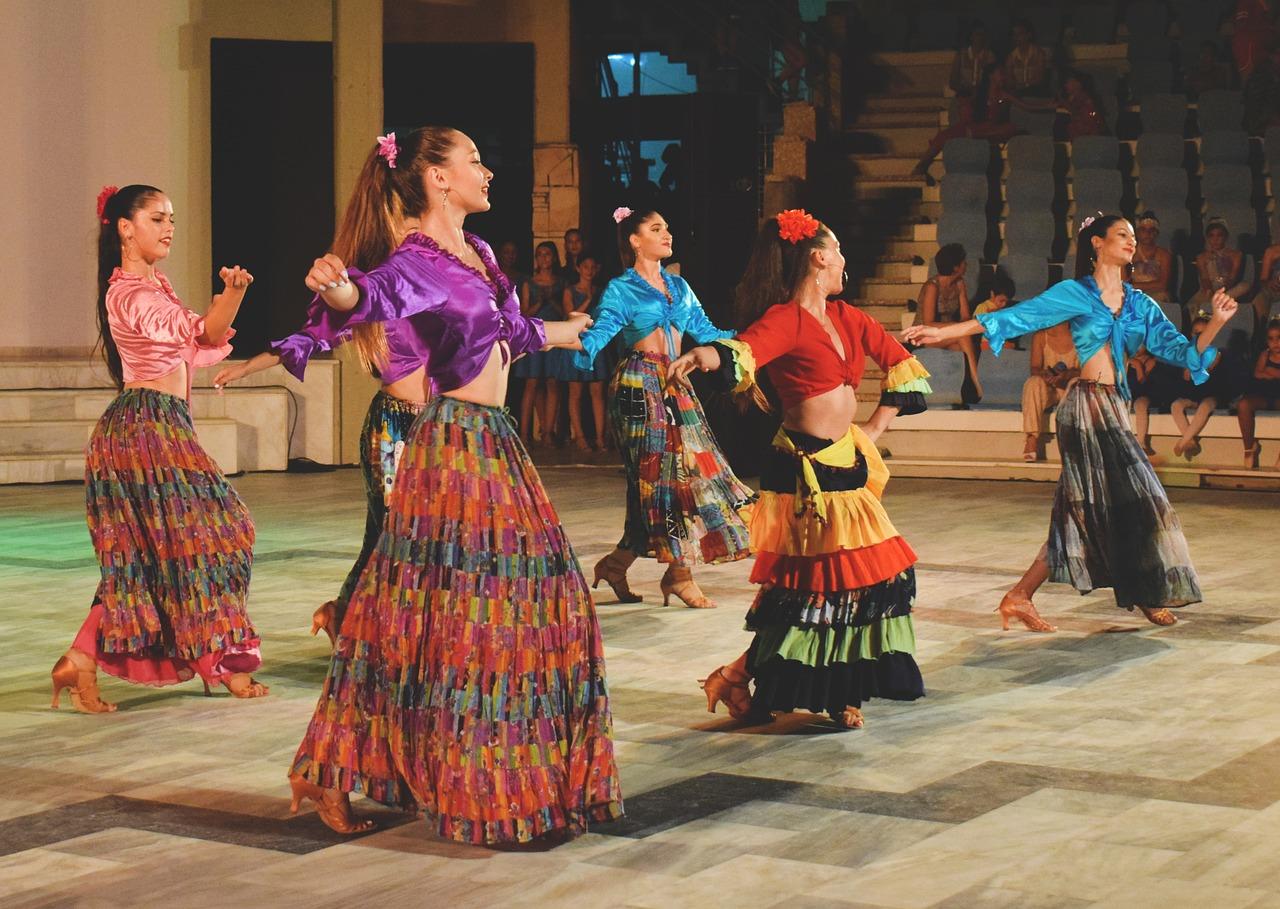 Flamenco-dansere i fargerike kjoler opptrer, og bringer spansk kultur til live.