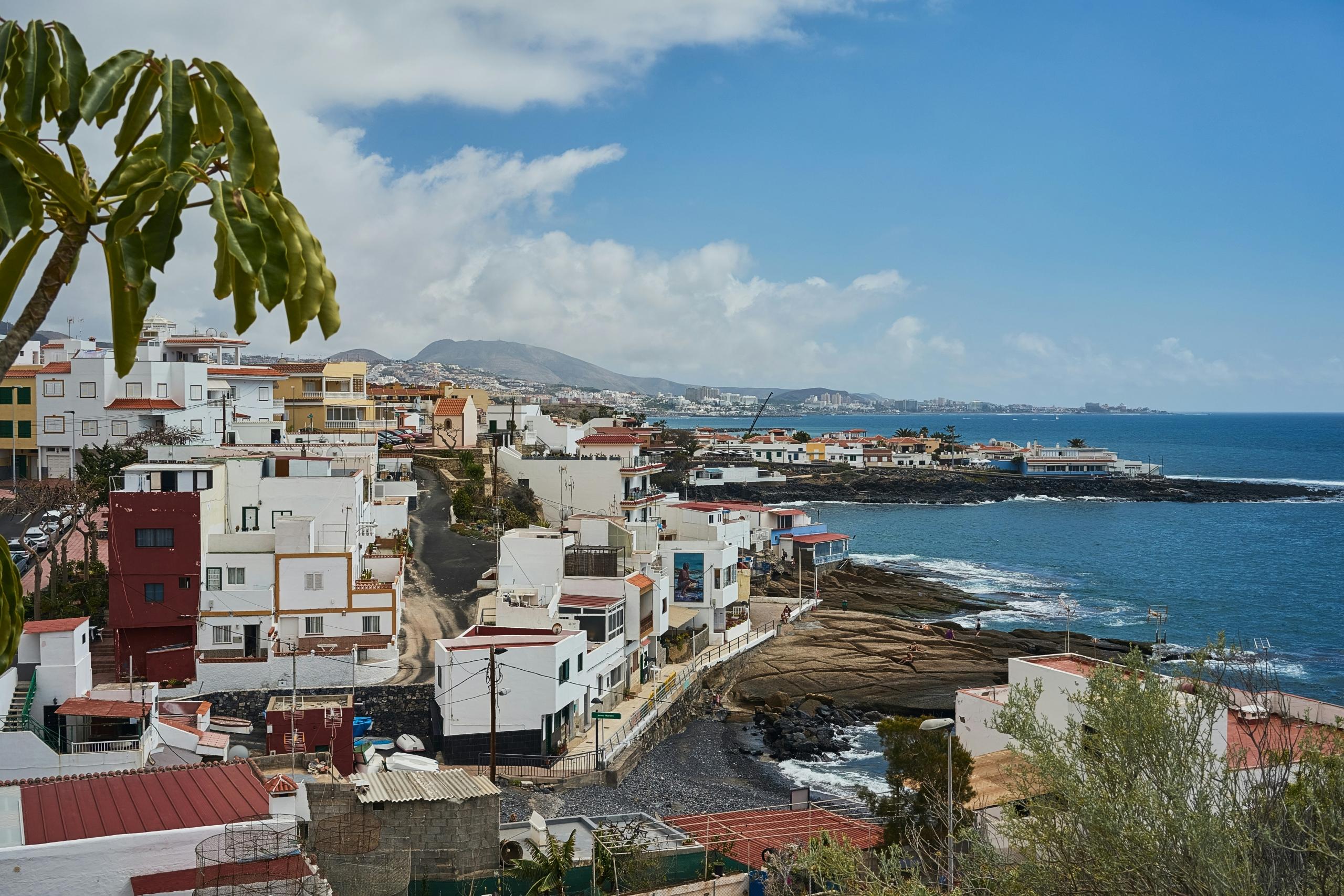 En liten landsby i Tenerife, med hvite hus langs sjøkanten.