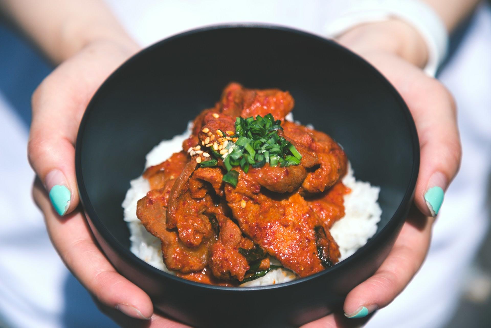 Den koreanske retten bulgogi med stekte biffbiter i marinade med ris.