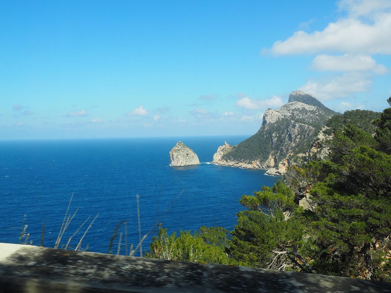 Utsikt over det dramatiske landskapet ved Cap de Formentor på Mallorca, med havet som møter fjellet.