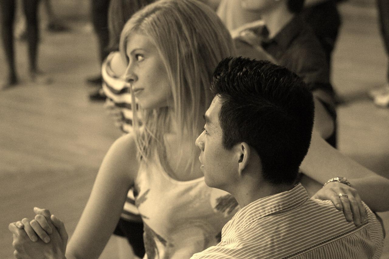 Et par i en intim dans, fokusert på hverandre i et øyeblikk av forbindelse.