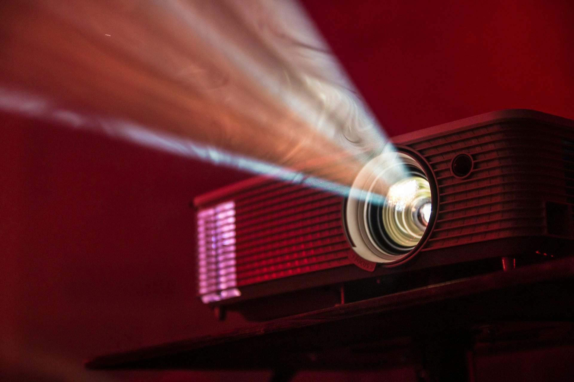 Projektor spiller av film.